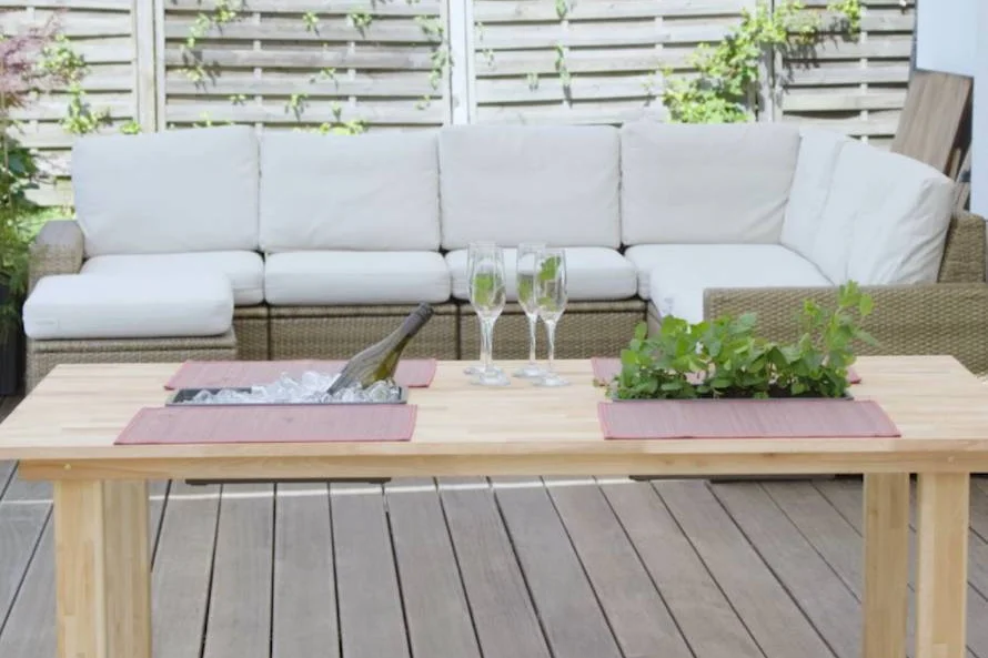 Tisch mit Getränken und Kräutern